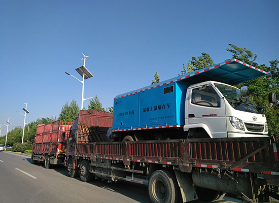 車載混凝土濕噴臺車、空壓機發(fā)貨現(xiàn)場